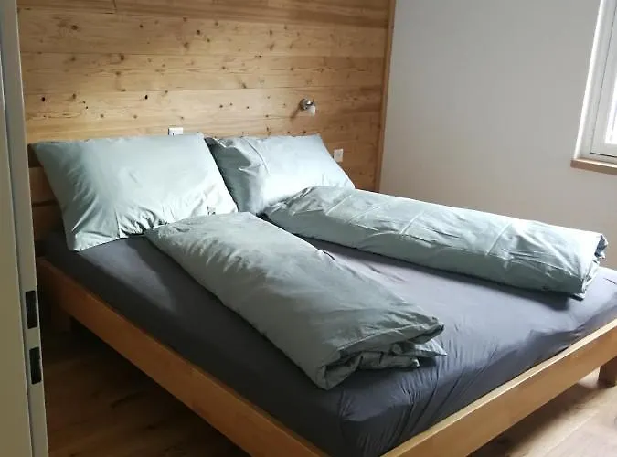 Haus Rhaetikon 1. Og, Links Lejlighed